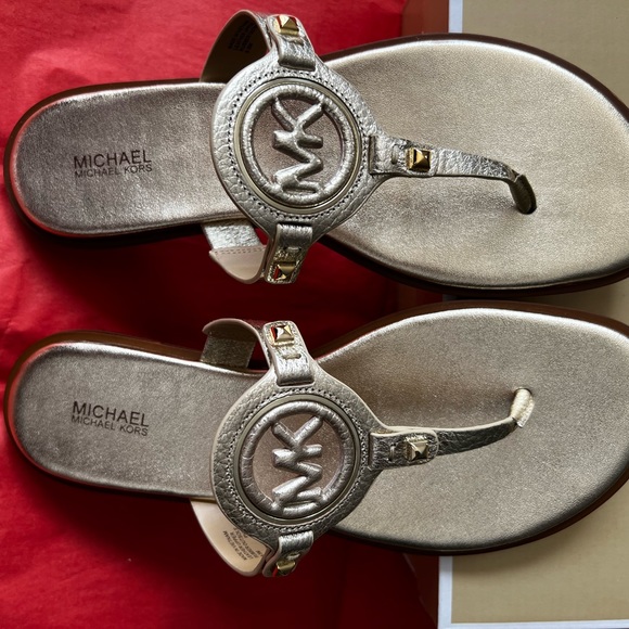 Michael Kors Aubrey Cut Out Thong Flat Slippers MK Logo Pale Gold SZ 9.5M - NIB - Picture 5 of 7